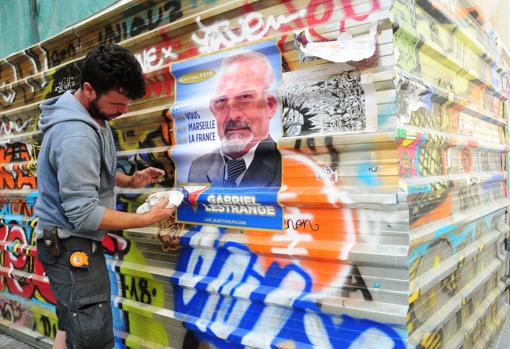 Un miembro del equipo trabaja en el decorado de 'The Rhythm Section' en Cádiz