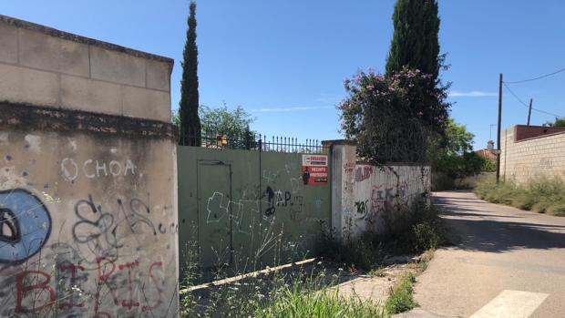 Los vecinos de una urbanización de Espartinas logran paralizar el derribo de un polémico muro