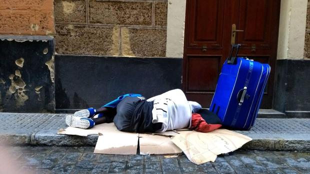 Un inmigrante liberado duerme en la calle en Cádiz