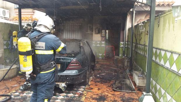 Extinguido un incendio en un coche estacionado en una casa de Jerez