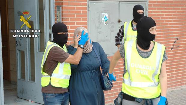 Cinco personas han sido detenidas acusadas de pertenecer a esta red.