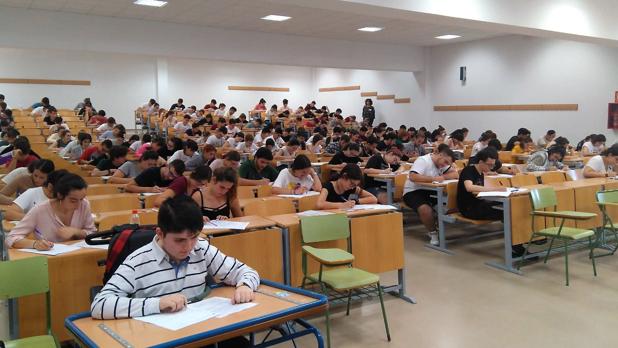 Imagen de los alumnos realizando el examen de la selectividad.