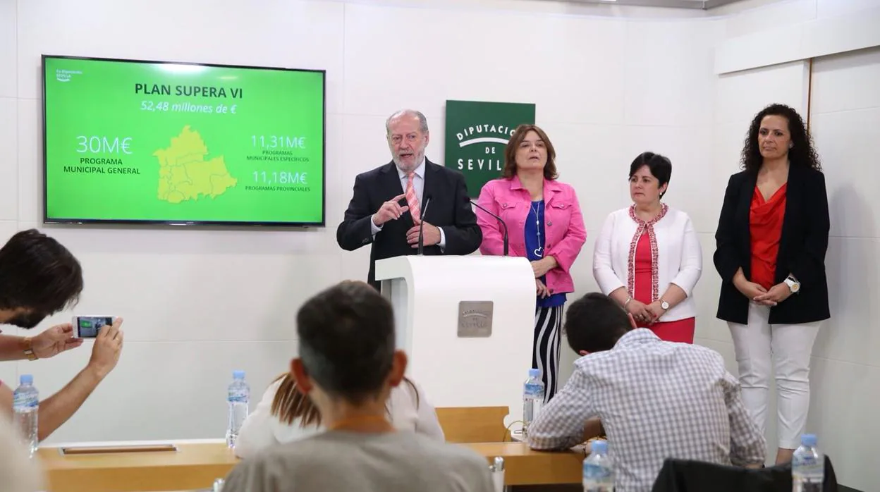 El presidente de la Diputación de Sevilla junto a tres de sus diputadas durante la rueda de prensa