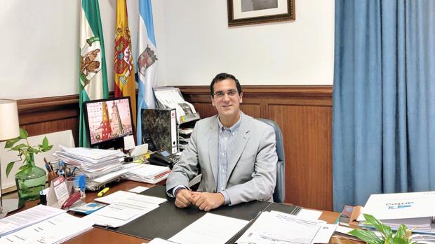 El alcalde Martín Torres anuncia que en tres años ha conseguido bajar la deuda municipal a casi la mitad