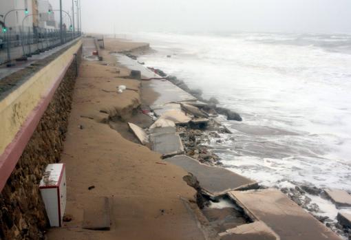 Estos escombros han quedado sepultados por la arena que ha movido el Ayuntamiento de Cádiz