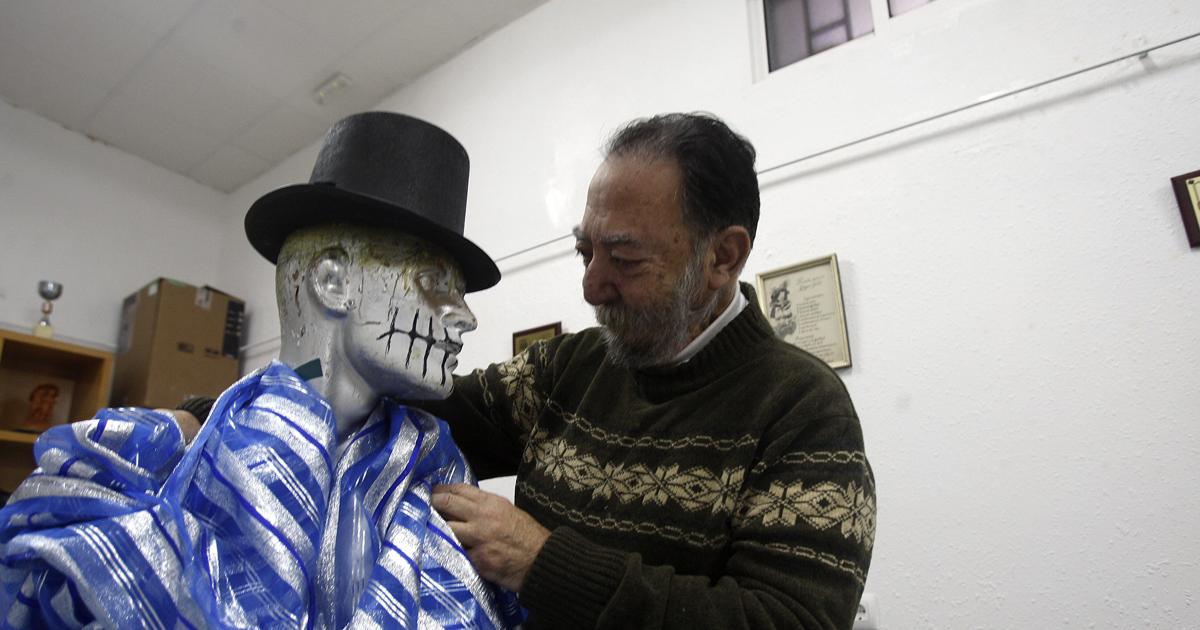 Manolo Torre, uno de los mejores artesanos que ha dado el Carnaval de Cádiz