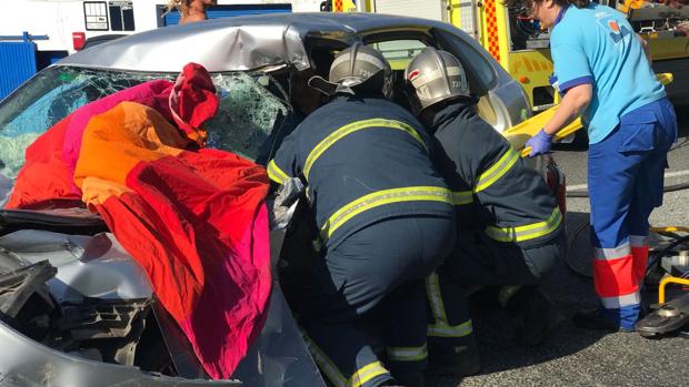 Un accidente en Conil obliga a los bomberos a excarcelar a un conductor