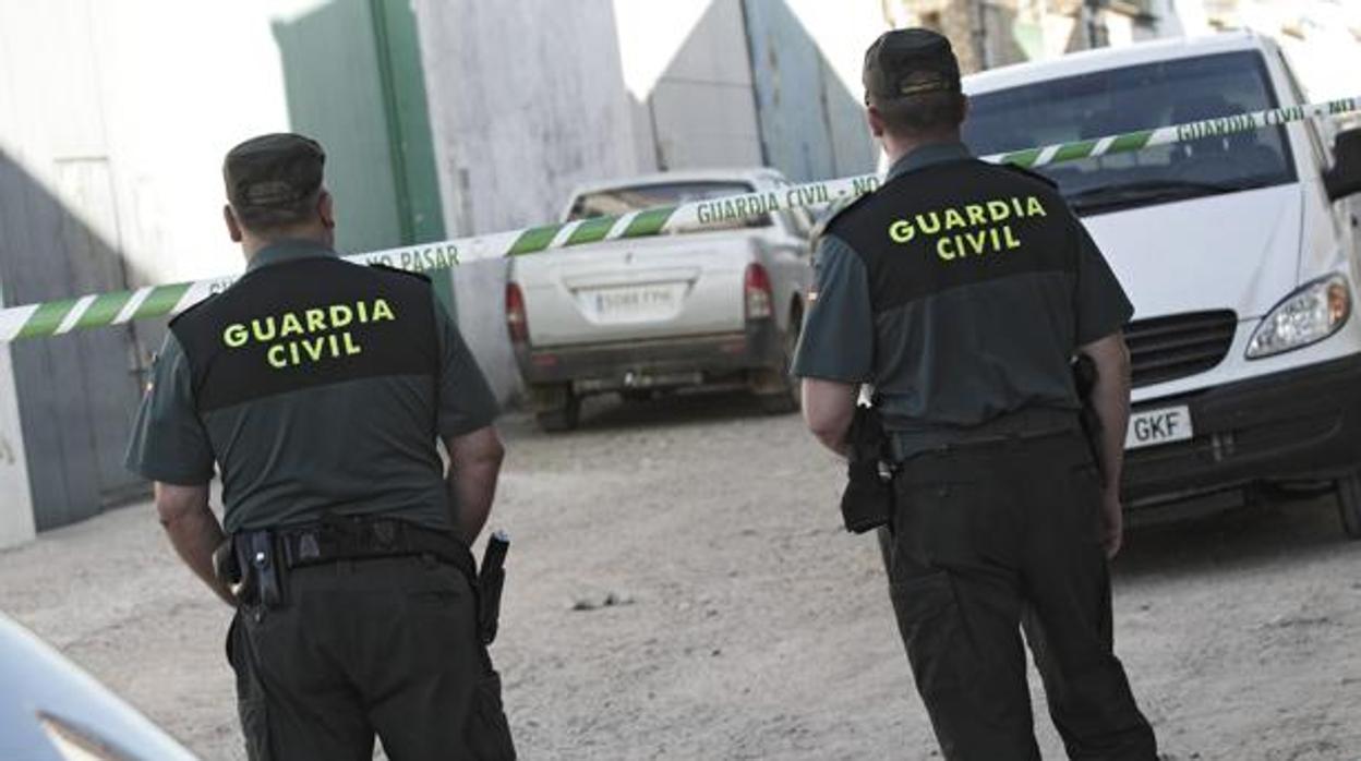 Dos agentes de la Guardia Civil patrullando