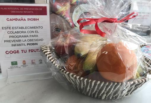 Una de las cestas de frutas frescas que está repartiendo el ayuntamiento