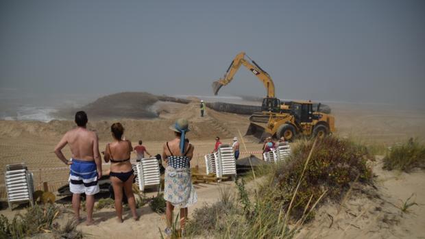 Las playas de Chiclana recuperan más de 400.000 metros cúbicos de arena