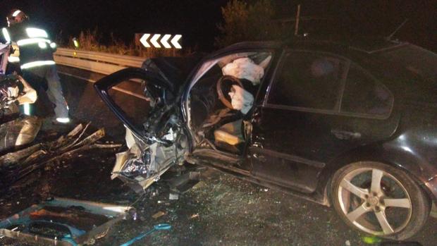 Liberan a una mujer atrapada dentro del coche que conducía tras un accidente de tráfico