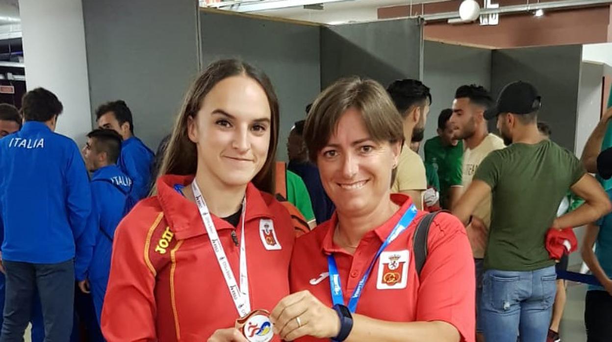 Alba Borrero junto a la entrenadora Laura Real