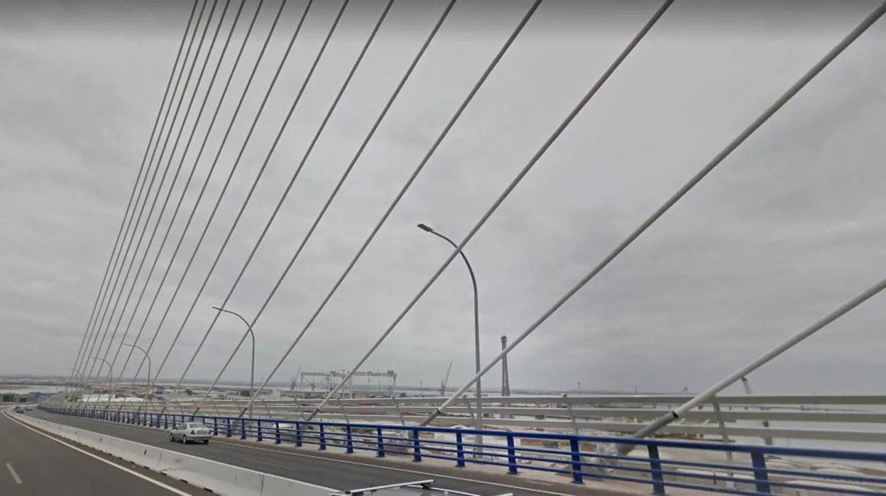 Accidente en el segundo puente de Cádiz: Dos motoristas heridos y retenciones