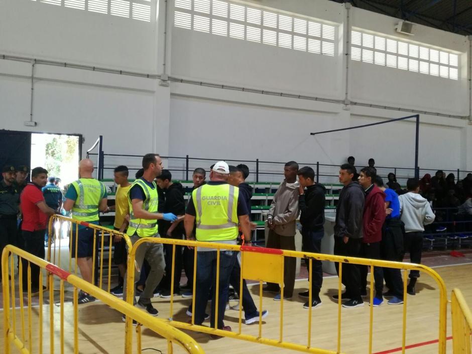 El Polideportivo de Barbate se clausura tras el desalojo de los últimos inmigrantes acogidos