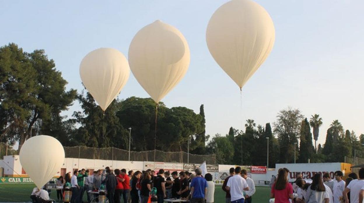 Lanzamientos de globos desde el estadio municipal de fútbol San Juan Bosco
