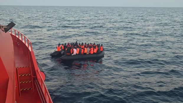 Nueva jornada de record en el Estrecho: 160 inmigrantes en una mañana