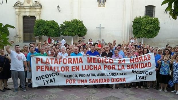 Encierro en Peñaflor para pedir un médico por la tarde y evitar ir hasta Córdoba para las urgencias