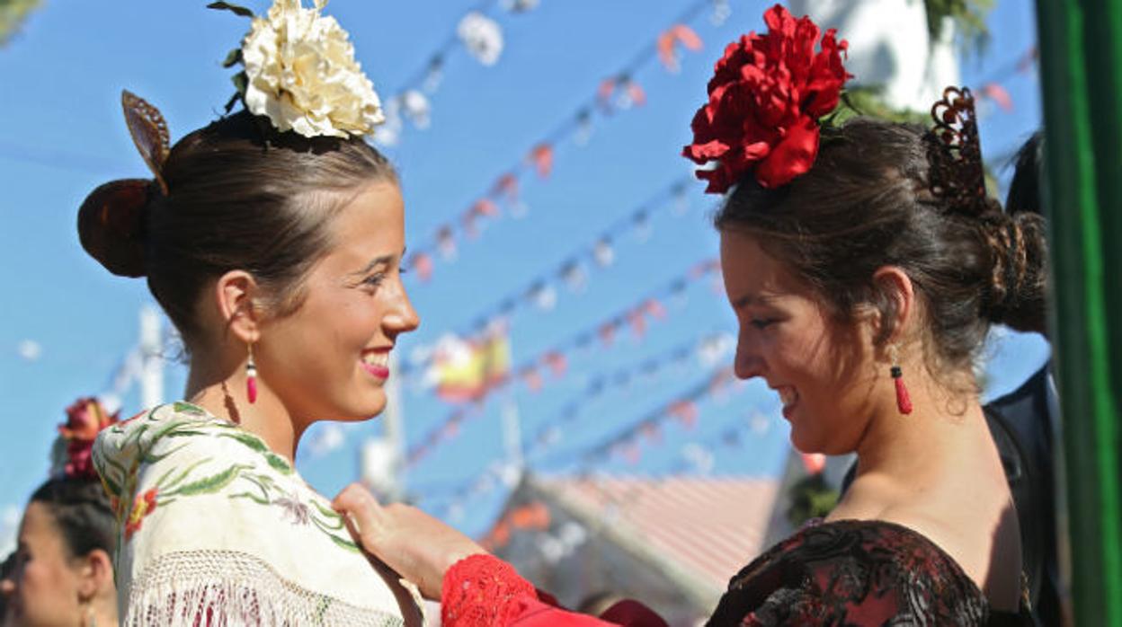 Dos jóvenes vestidas de flamenca