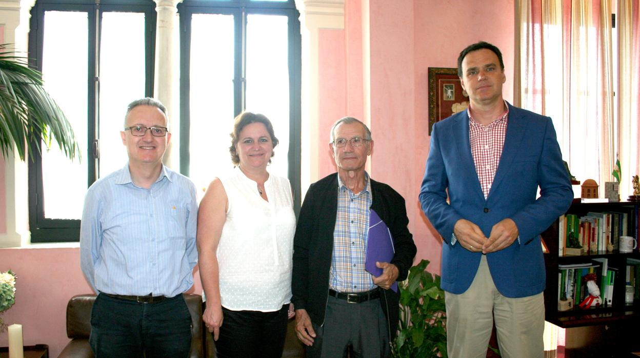 El alcalde y el misionero, primero y segundo por la derecha, junto a la delegada municipal de Bienestar Social y el representante de las Juventudes Vicencianas