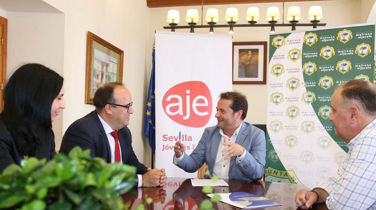 En el centro de la imagen, Rafael Vivas, presidente de AJE Sevilla, y Antonio Conde, alcalde de Mairena del Aljarafe