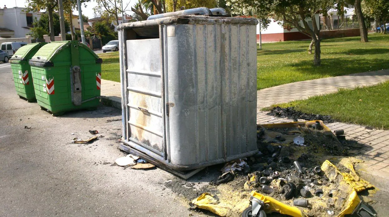 Algunos de los actos vandálicos más comunes en Utrera son la quema de contenedores