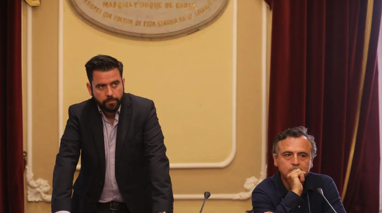 El portavoz del PSOE en el Ayuntamiento, Fran González, junto al concejal Juan Cantero.