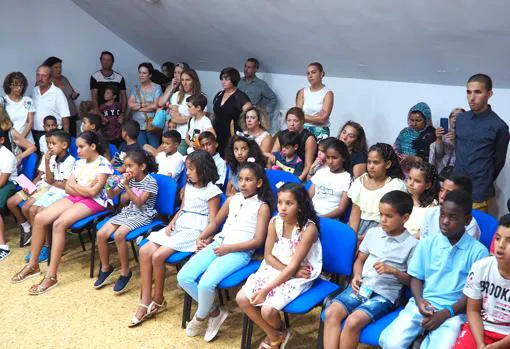 Los niños y niñas saharauis fueron recibidos en el salón del plenos del Ayuntamiento