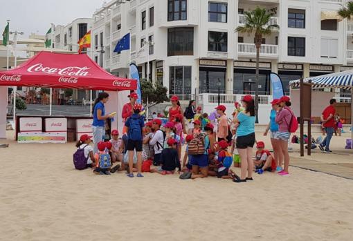 Coca Cola incluye Rota en su campaña de limpieza de playas