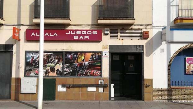 Cinco encapuchados con pistolas atracan un salón de juegos de Alcalá de Guadaíra