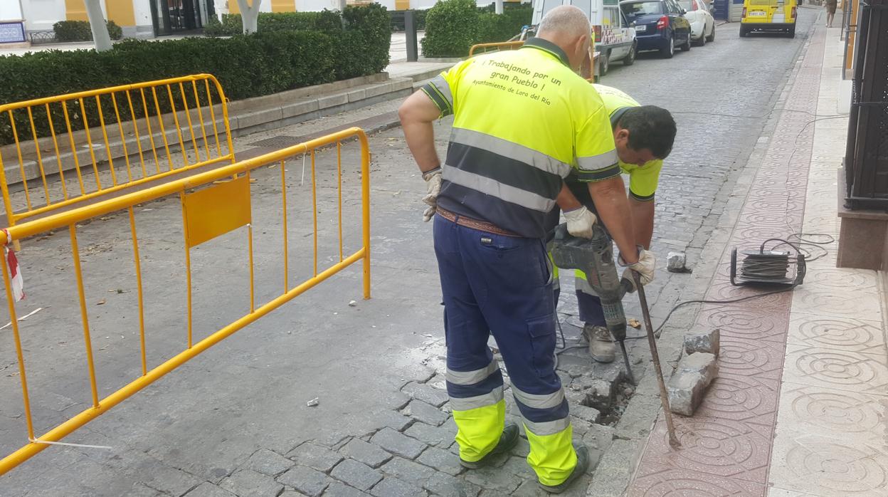 El Ayuntamiento de Lora del Río pone en marcha un plan de mejora de los viales del centro histórico