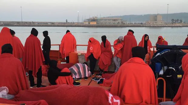Los inmigrantes que esperaban en Barbate, a un polideportivo de Algeciras