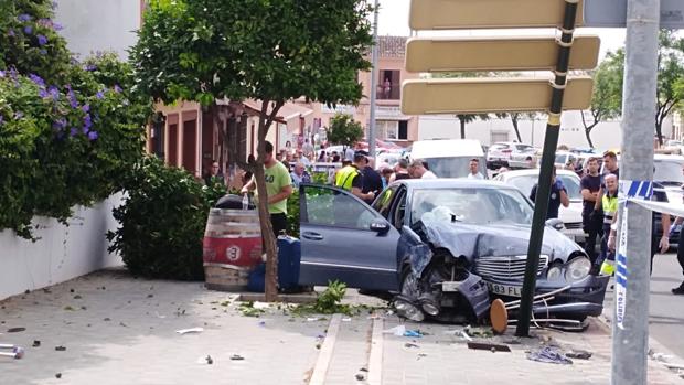 Cinco heridos hospitalizados tras ser atropellados por un vehículo cuando desayunaban en un bar de Dos Hermanas