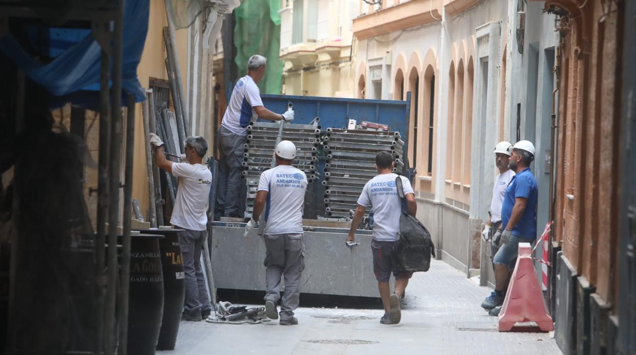 Los andamios de obra son cada vez más visibles en Cádiz