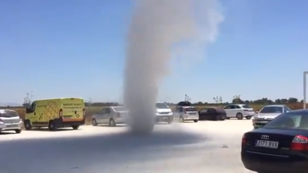 Un pequeño tornado «se pasea» por un área de servicio de Carmona, a pie de la A-92