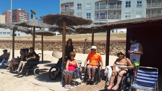 El imposible baño en silla de ruedas en una playa de Cádiz