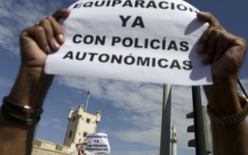 Policías y guardias civiles vuelven a la calle por la equiparación