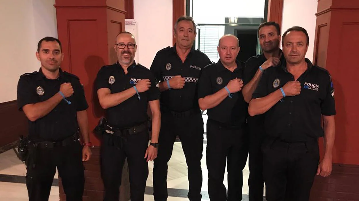Miembros de la Policia Local de Lebrija con la pulsera solidaria en sus muñecas