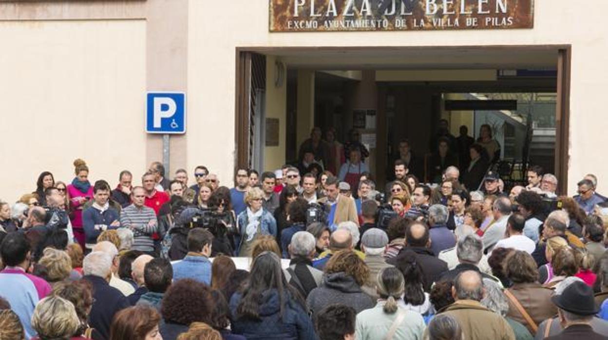 Vecinos de Pilas, acompañando a la familia en una instantánea de los últimos días