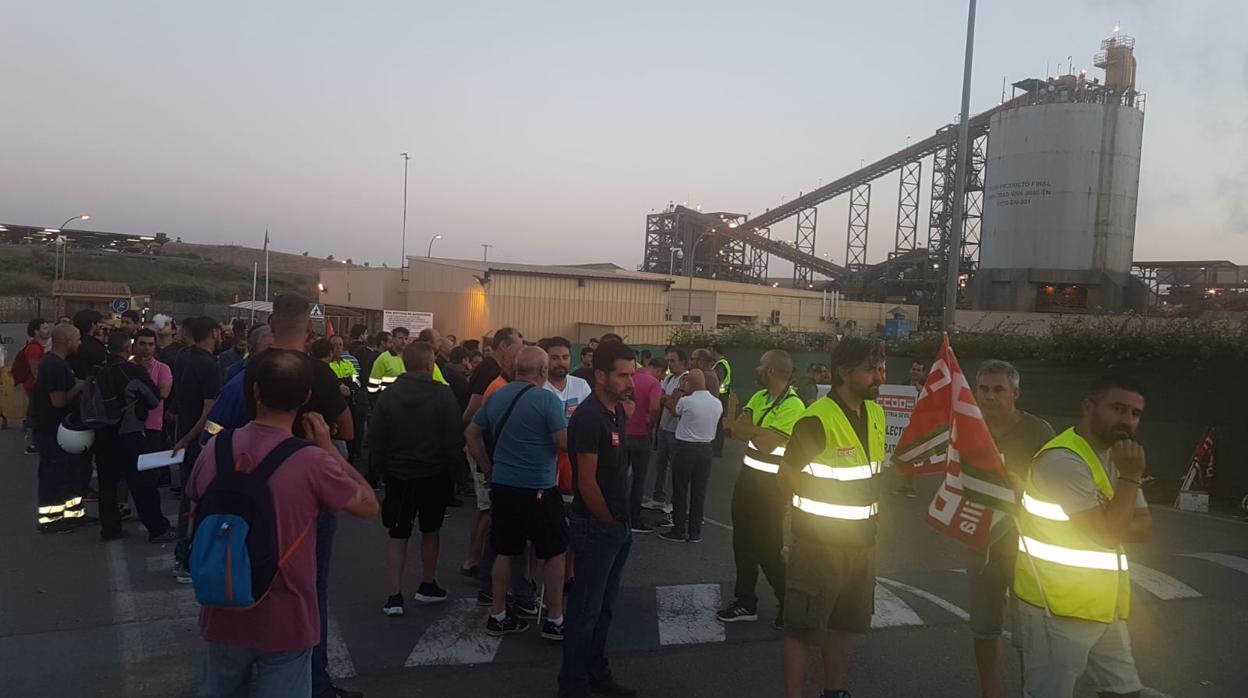 Trabajadores de la empresa durante la primera jornada de huelga