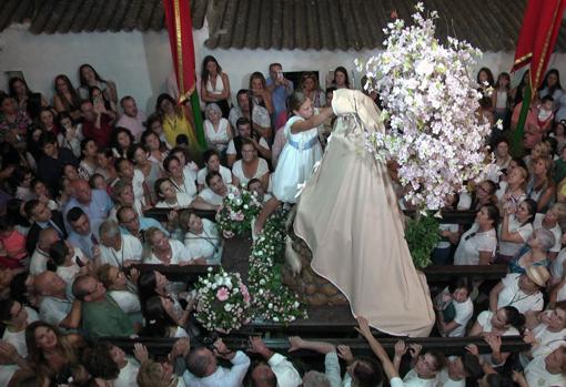 A su llegada al Calvario, una niña desvela la imagen de Cuatrovitas