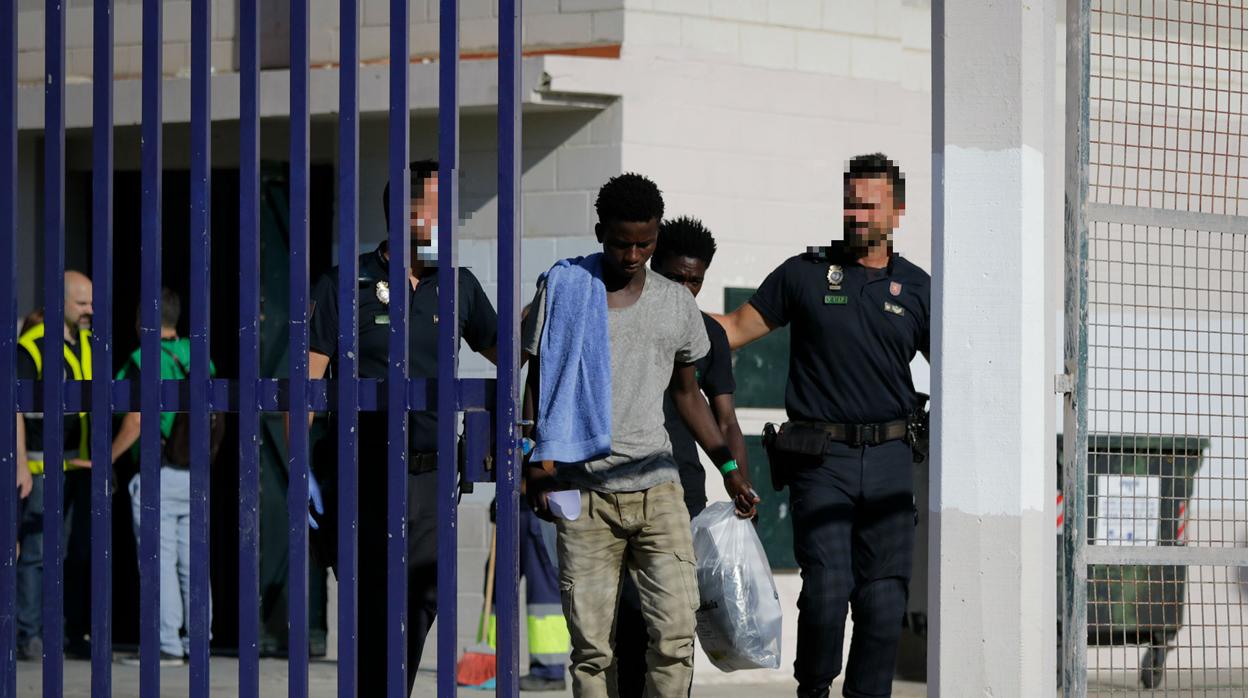 Algunos inmigrantes superan las 72 horas legales detenidos en Algeciras