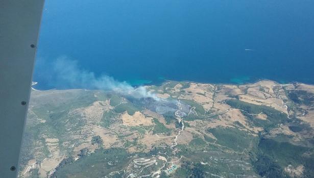 Estabilizado uno de los dos focos del incendio forestal de Tarifa
