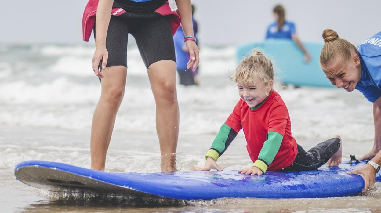 Los programas de surf terapéutico trabajan la motricidad, el aprendizaje, las competencias mentales, el ocio a través del juego y el control del estrés