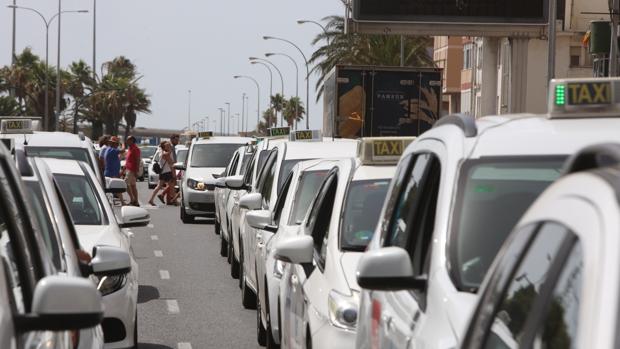 El taxi en Cádiz secunda el paro y se echa a la calle por el 1/30
