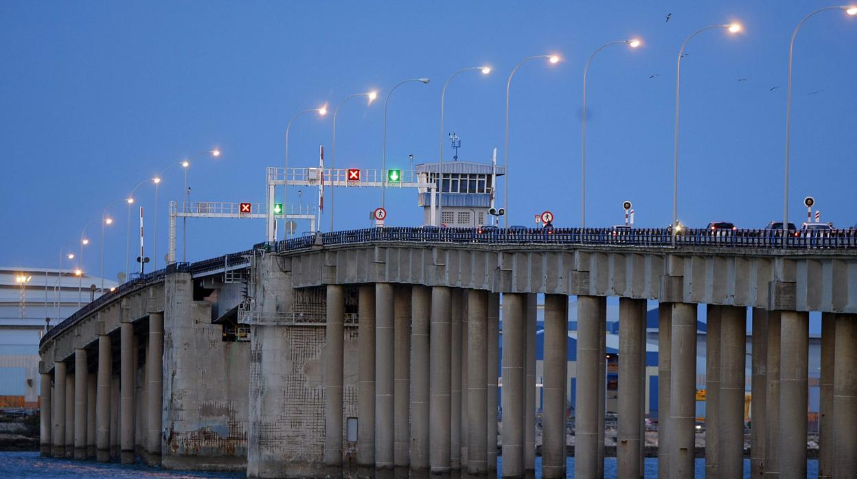 Rebasó a unos 150 kilómetros hora el puente Carranza.