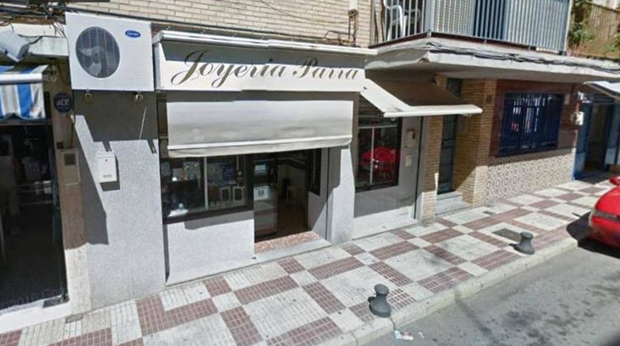 Tres hombres encapuchados robaron la joyería Parra en el barrio del Instituto de Alcalá a plena luz del día