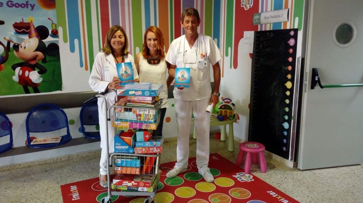 Rocío Sepúlveda en la entrega con la subdirectora del hospital, Pepa Cabeza de Vaca y el jefe de bloque de UGC de Peditría, Carlos López Rojas.