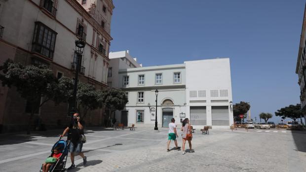 La vieja plaza de Argüelles inicia su nueva vida peatonal