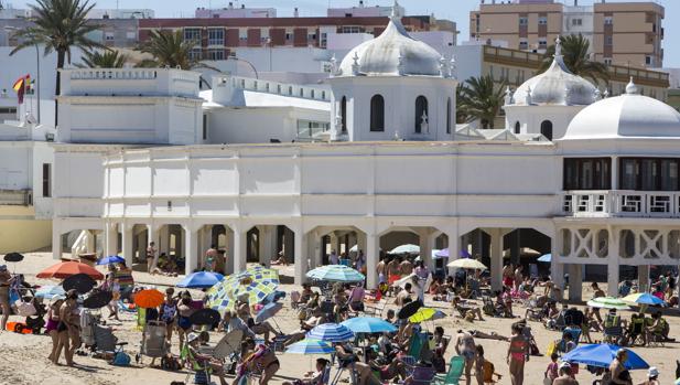 Un policía local herido al interceptarle droga a un menor en la Caleta