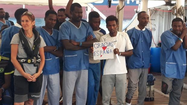 El buque 'Open Arms' llega al puerto de Crinavis, en San Roque, con 87 inmigrantes